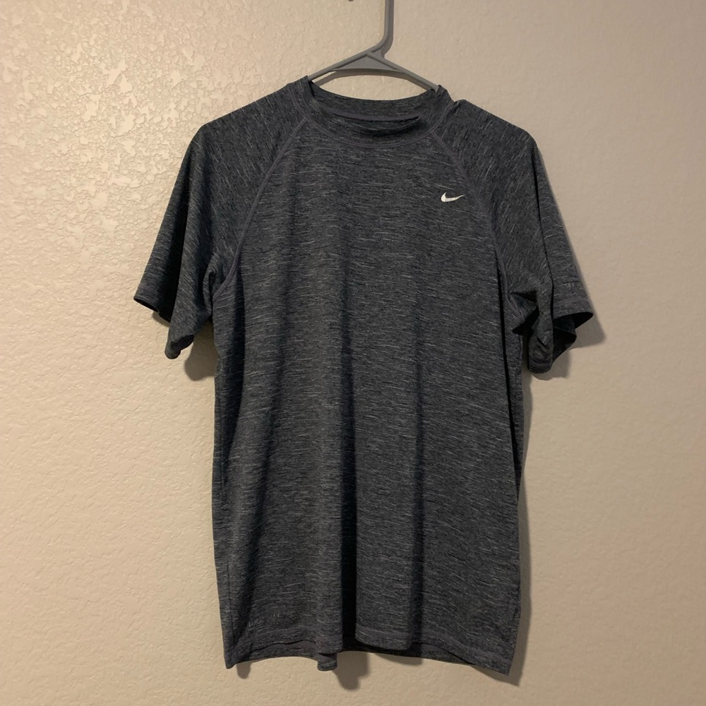 Mens Nike dri fit shirt sz medium .